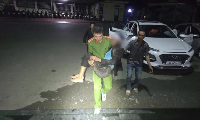 Xuyên đêm tìm kiếm, cứu sống người đàn ông hôn mê dưới vực sâu