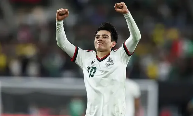 Arsenal vượt Liverpool trong cuộc đua chiêu mộ thần đồng Mexico