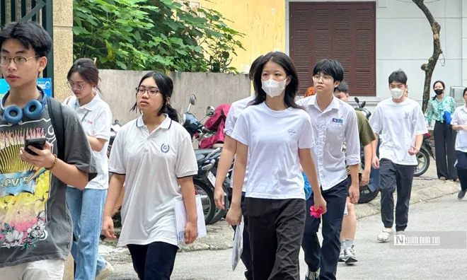 Thi vào 10 tại Hà Nội: Nhiều thí sinh quên giấy tờ khi đã đến điểm thi