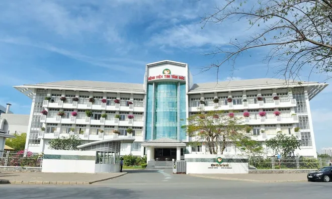 Ngược chiều lợi nhuận hai bệnh viện hiếm hoi trên sàn