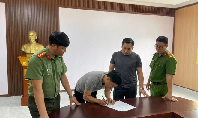 Tài khoản bất ngờ có 1,2 tỷ đồng, người đàn ông vội báo công an