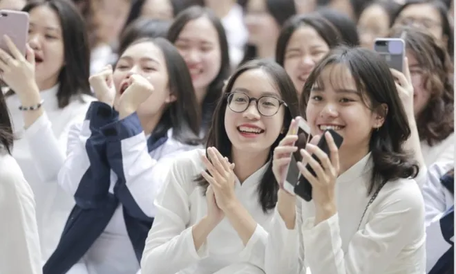 Tin vui: Bộ Chính trị quyết định miễn toàn bộ học phí cho học sinh công lập cả nước
