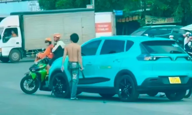 Clip: Người đàn ông cởi trần, cầm hung khí chặn taxi công nghệ giữa phố tìm vợ và pha áp giải như phim của cảnh sát
