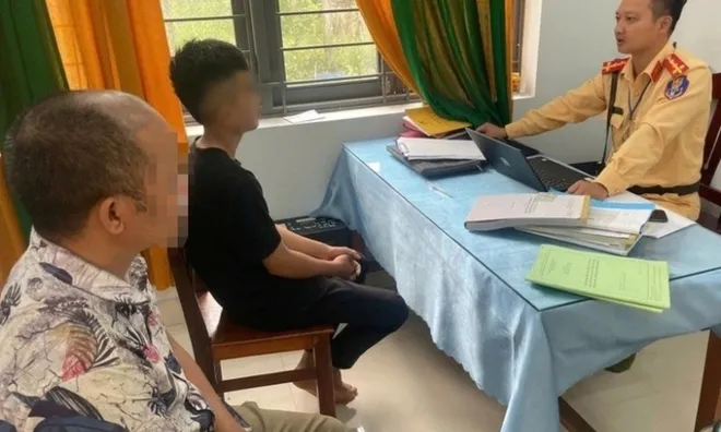 Con bốc đầu xe quay video TikTok, cha đắng đót nhận trát phạt