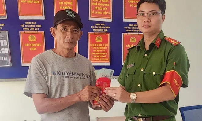 Nhặt được 22,5 triệu đồng, người bán bánh mì đứng chờ nhiều ngày để tìm chủ nhân