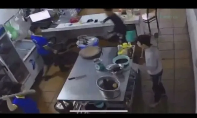 Camera ghi lại khoảnh khắc xót xa khi nhân viên quán nhậu bị đâm tử vong ở Long An