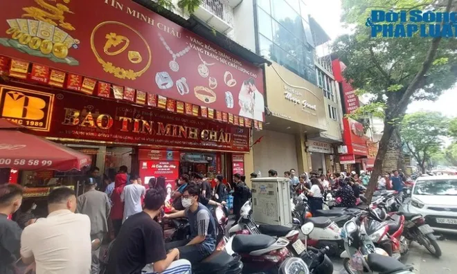 Cần thận trọng khi "mua đuổi" vàng giữa lúc giá chênh cao, tăng giảm khó lường