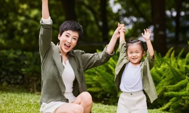 Con gái Á hậu nổi tiếng học cùng lúc 2 trường mẫu giáo, ăn ngủ vệ sinh trên xe, 4 tuổi đạt thành tích khủng