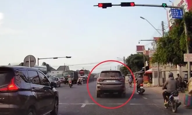 Qua clip người dân cung cấp, 1 tài xế bị phạt lỗi vượt đèn đỏ 19 triệu đồng