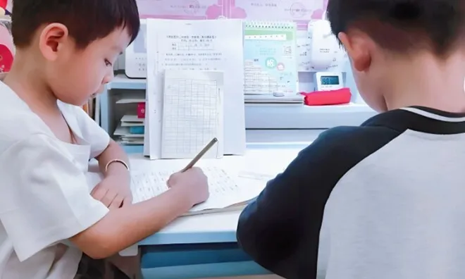 Con có thành tích học tập luôn đứng đầu lớp, mẹ đứa trẻ tiết lộ "luật" của gia đình khiến hàng xóm bất ngờ