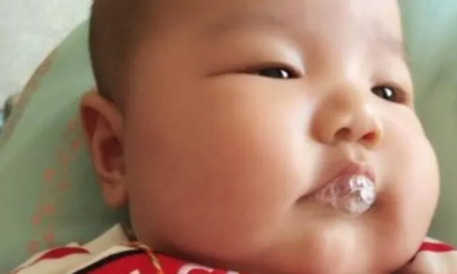 Con 2 tháng tuổi thường xuyên “thổi bong bóng”, mẹ tưởng hành động dễ thương nhưng bác sĩ bắt nhập viện ngay lập tức