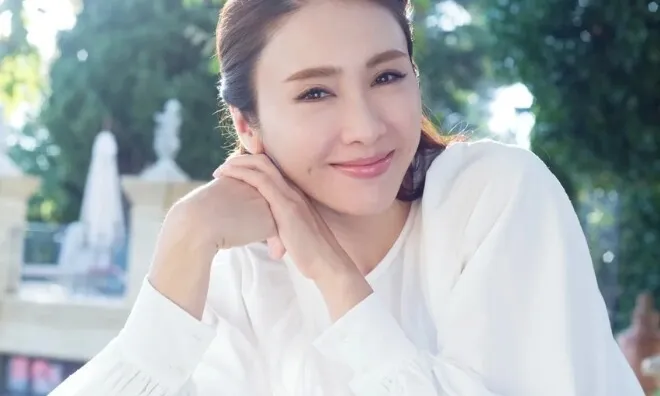 “Đệ nhất mỹ nhân” gả cho tỷ phú tật nguyền hơn 15 tuổi, sinh 3 con gái được chồng tặng siêu du thuyền 1.600 tỷ