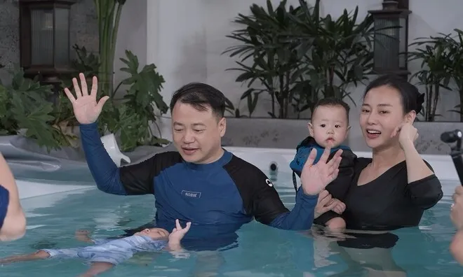 Phương Oanh - Shark Bình khoe cặp song sinh hơn 1 tuổi đã biết nổi trên mặt nước, quý tử Jimmy bản lĩnh hệt bố