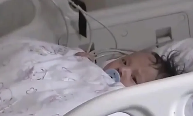 Bé 5 tháng tuổi không đi tiểu trong 20 giờ, bị sưng khắp người, bác sĩ phát hiện nguyên nhân đến từ bữa ăn hàng ngày