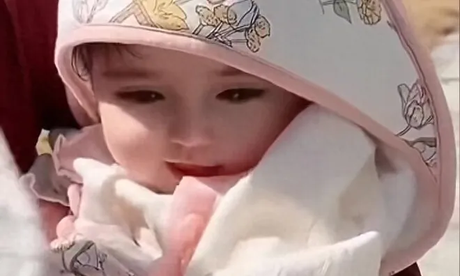 Bé sơ sinh diện mạo đẹp như hoa hậu dù bố mẹ bình thường, y tá thốt lên: “Đứa trẻ như đã phẫu thuật thẩm mỹ”