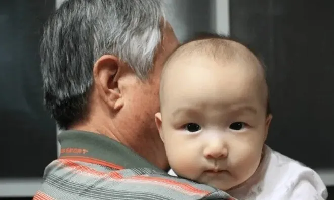 Nữ giám đốc nhờ mẹ chồng chăm con suốt 16 năm, bi kịch xảy đến với đứa trẻ khi trưởng thành