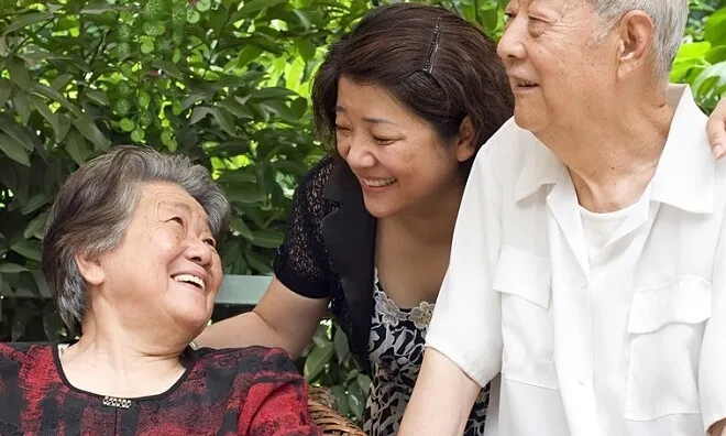 Con gái tuyển giúp việc lương 15 triệu/tháng chăm 2 bố mẹ 70 tuổi gây tranh cãi