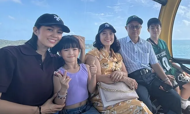 Lê Phương được chồng trẻ chi tiền cho đi du lịch, khoe con trai riêng như "khổng lồ" bên em gái nửa huyết thống