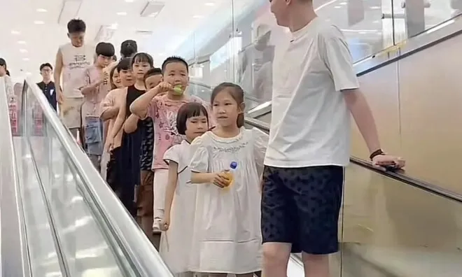 Hè nào cũng đón 10 cháu về nhà chăm sóc, người đàn ông giàu có bị bạn gái từ hôn, lý do rất thấm thía