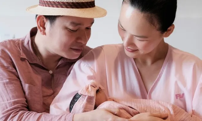 Siêu mẫu Tuyết Lan hạ sinh "tiểu công chúa" ở tuổi U40, chồng bác sĩ lần đầu làm bố ngắm ái nữ si mê