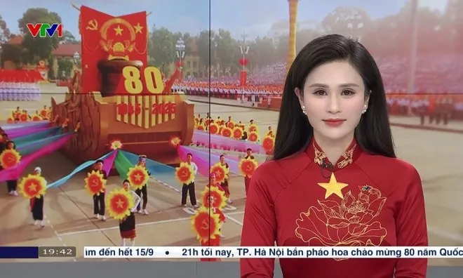 Nữ BTV Thời sự 19h "gây sốt" với chiếc áo dài đỏ: Kín tiếng đời tư, ảnh ngoài đời cũng cực khí chất