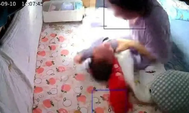 Thấy con ngủ tư thế lạ, người mẹ đau lòng phát hiện con 3 tháng tuổi bị giúp việc bạo hành, nhồi nhét ti giả vào miệng
