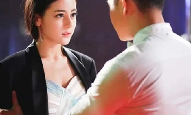 Nhờ bạn gái chăm con 1 tuần để đi công tác, nhưng cô ấy chỉ lướt điện thoại suốt ngày, chia tay xong tôi mới thấy ân hận