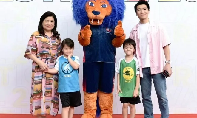 Phu nhân Bầu Hiển phụ con đưa cháu nội đi học, "thiếu gia nghìn tỷ" làm bố đơn thân nay thấy tự hào
