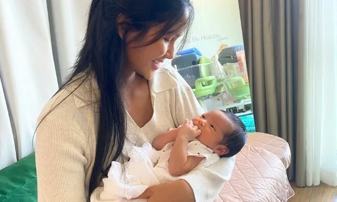 Con gái H'Hen Niê chưa tròn 1 tháng tuổi tay chân đã "dài ngoằng", diện mạo xinh yêu chuẩn gen hoa hậu