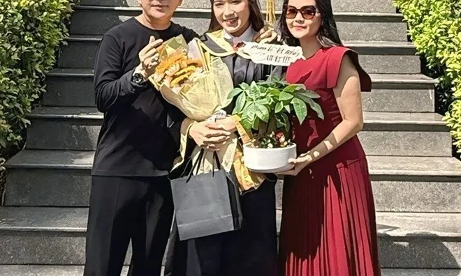 NSƯT Kim Tử Long mừng con gái tốt nghiệp đại học, bà xã kém 11 tuổi chụp ảnh thân thiết với con riêng của chồng