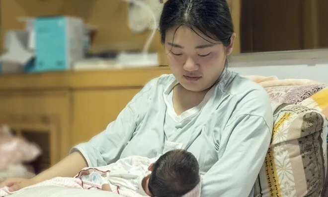 Mẹ chồng thu 100 nghìn/ngày công chăm con dâu ở cữ, ăn đầy tháng cháu không có quà, lúc về lấy phần nguyên mâm cỗ
