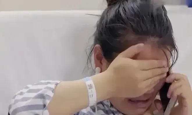 Chuẩn bị đỡ đẻ, bác sĩ phát hiện dòng chữ lạ viết trên bụng sản phụ, cả phòng sinh nghẹn ngào khi đọc từng chữ