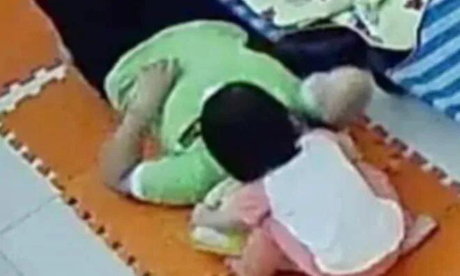 Giờ trưa ở nhà trẻ, mẹ kiểm tra camera thấy con gái không ngủ, liên tục có những hành động khó tin với giáo viên