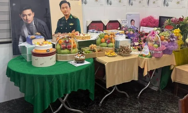 Em ruột NSƯT Quý Bình tổ chức sinh nhật cho anh trai quá cố, dọn mâm cỗ đủ đầy nhớ thương người đã khuất