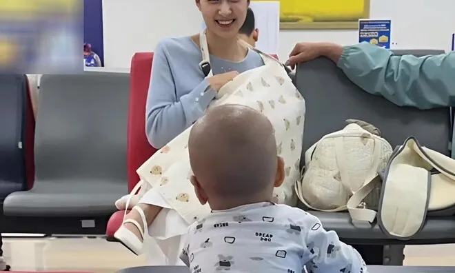 Mẹ bỉm Hà Nội cho con bú ở phòng chờ tiêm gây sốt MXH vì xinh giống hệt mỹ nhân đẹp nhất Philippines