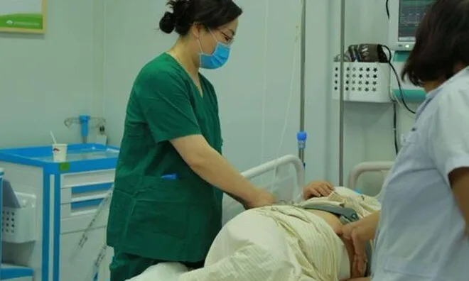Con sơ sinh vừa chào đời, bố kêu lên "Có vật lạ", mẹ nhìn thấy liền ngất xỉu, bác sĩ vội chúc mừng