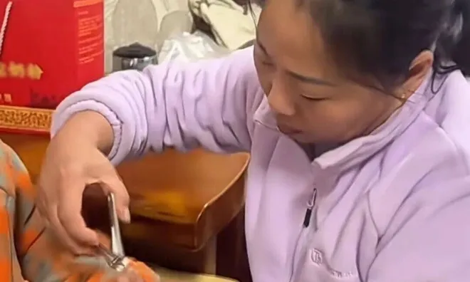 Mẹ chồng vay tiền tỷ chăm sóc con dâu thực vật suốt 5 năm: “Chỉ một tiếng “Mẹ!”, tôi sẽ bảo vệ con cả đời"