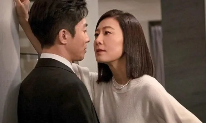 Mối tình đầu chế giễu tôi nghèo trong buổi họp lớp, tôi đưa một tấm thẻ khiến cô ta tái xanh mặt