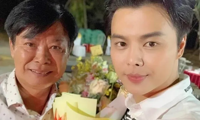 Nam nghệ sĩ cải lương từng cho con ngủ dưới gầm sân khấu, đứa trẻ sau này thành "thần đồng" cao 1m80