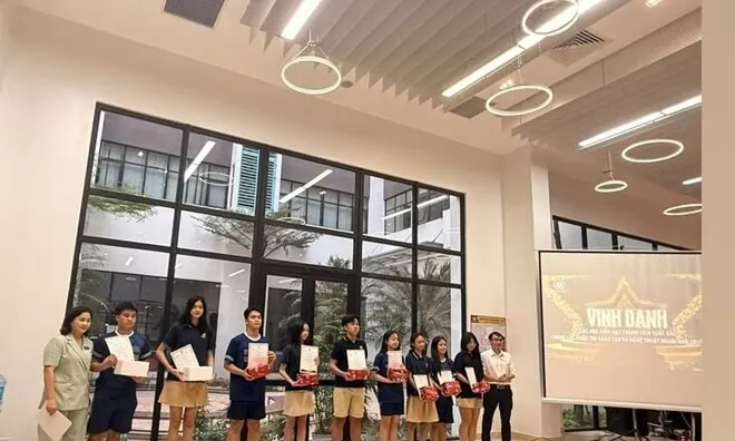 Hoa hậu Việt cưới chồng Trung Quốc hạnh phúc khi ái nữ được vinh danh, Tiểu Panda cao 1m75 đứng vượt trội so với các bạn