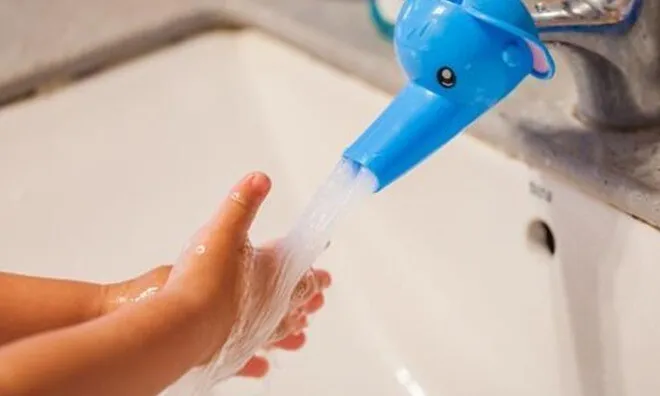 Con đi nhà trẻ về lặp đi lặp lại câu "Tay con bẩn", mẹ âm thầm tìm hiểu thì bật khóc khi biết lý do liên quan đến cô giáo
