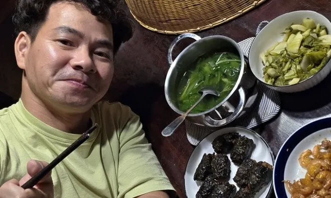 NSND Xuân Bắc đi tiệc về vẫn "mê" cơm nguội, bà xã hé lộ phong cách "bê cả nồi" làm dân mạng thích thú