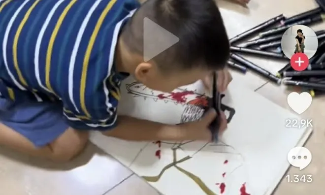 Mẹ Việt “cầu cứu” khi nhìn thấy bức tranh rùng rợn con 7 tuổi vẽ, cộng đồng mạng lên tiếng cảnh báo