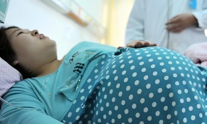 Sinh con 7 năm bụng vẫn phình to như có bầu, đến viện chụp CT bác sĩ thở dài: "Sao không khám sớm hơn?"