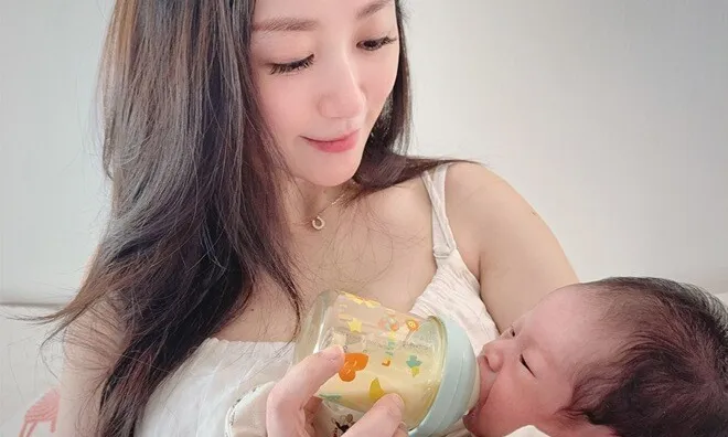 Nữ diễn viên cứ khoe ảnh cho con bú là khiến cư dân mạng thi nhau thắc mắc