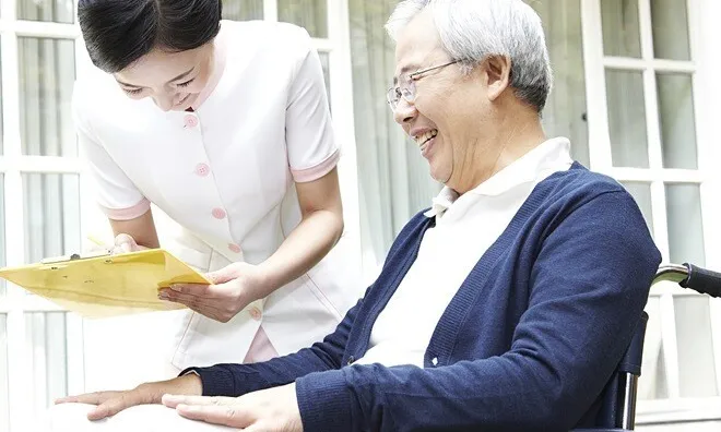 Giúp việc lương 15 triệu/tháng nhưng lười, bí mật tới thăm thấy cảnh cô ấy và bố già, tôi tăng lương