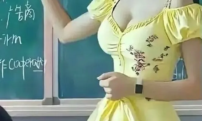 Đến trường đón con, mẹ ngán ngẩm khi thấy cô giáo đứng giảng bài tiếng Anh, chụp vội tấm hình đăng lên mạng