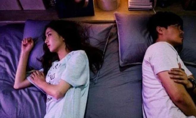 Cưới nhau được 2 tháng nhưng chồng mãi vẫn không đụng vào người vợ, thấy tờ giấy giấu dưới gối tôi chết lặng