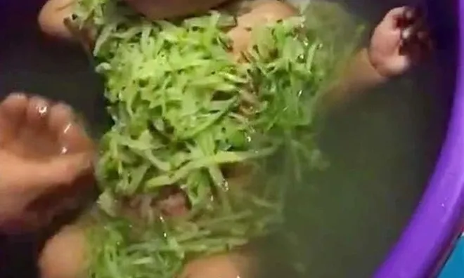 Đi làm về thấy bà nội tắm cho cháu 4 tháng tuổi bằng thứ nước kỳ lạ, khắp người con xanh lè, người mẹ tá hoả