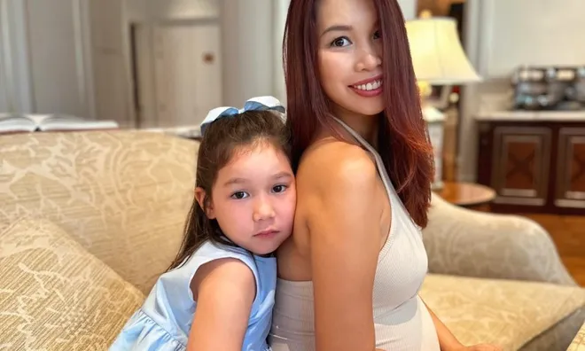 Bị trêu đẻ thuê vì con gái lai Tây càng lớn càng giống bố, siêu mẫu Hà Anh đáp quá chuẩn